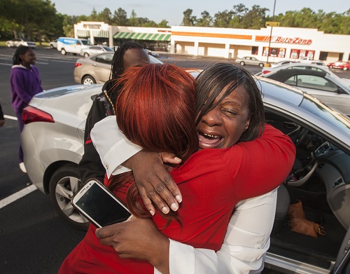 Stephanie George hugging her sister Wendy